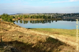 Большое озеро над долиной Каменки между селами Кетриш и Кэлинешть, Фэлешть