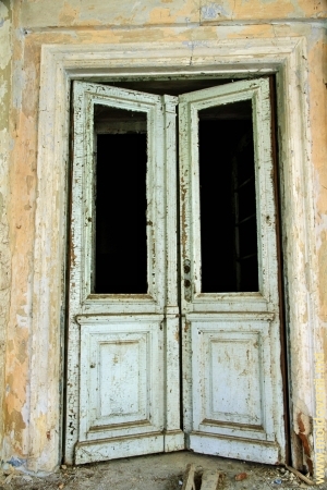 Сохранившаяся входная дверь центрального входа в усадьбу