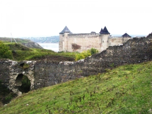 Cetatea medievală înconjurată de zidul cetăţii bastionate