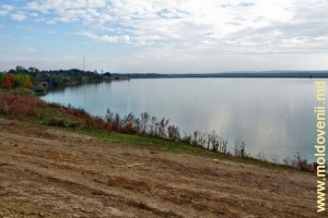 Большое озеро над долиной Каменки в селе Томештий Ной, Глодень