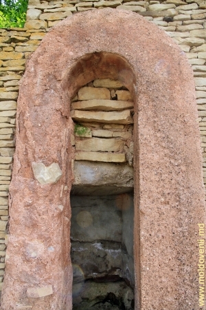 Элементы каменного декора вокруг отдельных источников