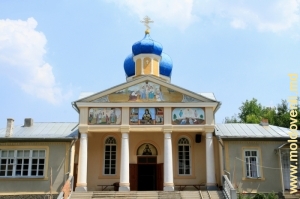 Фасад летней церкви, средний план