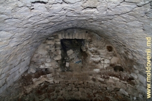 Rezervorul de piatră pentru apă din subsolul încăperii clădirii centrale a conacului