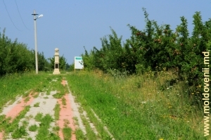 Вид памятника у геодезического пункта Рудь в 2011 году