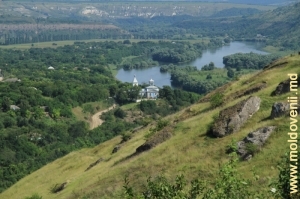Vedere spre satul Naslavcea şi Nistru din vîrful malului abrupt