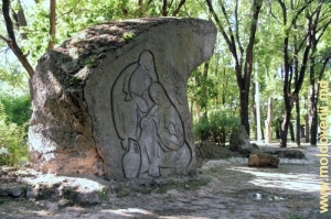 Sculptura „Stînca îngîndurărilor”, care simbolizează etapele vieţii ‒ copilăria, maturitatea, bătrîneţea, în formă de aripă