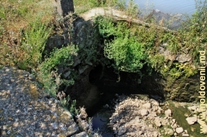 Слив Раковца из водохранилища в Корестэуць