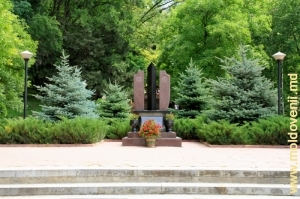 Monumentul poliţiştilor căzuţi la datorie de la capătul scării din parcul Valea Morilor