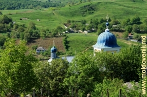 Vedere spre mănăstirea, satul şi împrejurimile de pe uliţa de sus a satului Tabăra