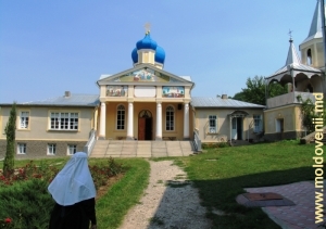 Vedere a bisericii noi a mănăstirii