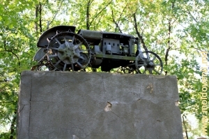 Tractor vechi pe postamentul din parc
