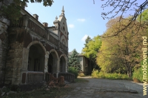 Clădirea centrală a conacului de la Ţaul, Donduşeni, vedere laterală