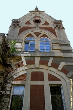 Frontonul clădirii centrale a conacului de la Ţaul, Donduşeni