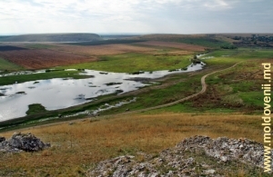 Вид на разлив реки Каменка у села Кобань с вершины толтровой гряды