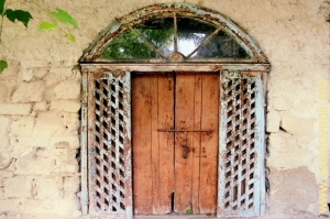 Декорированные двери погреба в служебном здании усадьбы