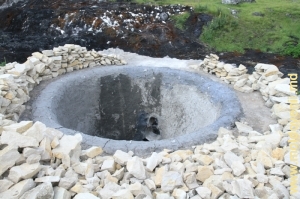 Partea de sus a cuptorului pentru arderea pietrei de var şi piatra de var din jurul ei