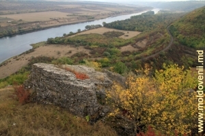 Вид со скалы на Днестр и железную дорогу вдоль него