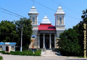 Католическая церковь (ныне православная) вблизи усадьбы и парка в процессе восстановления (2007 г.)