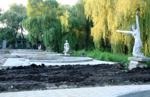 Статуи и фонтаны в период реконструкции (сентябрь 2010)