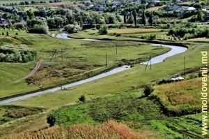 Долина реки Чухур у села Почумбэуць, Рышкань. Вид со склона ущелья