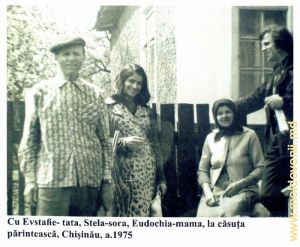 С отцом Евстафием, сестрой Стелой, мамой Евдокией у родительского дома, Кишинев, 1975 год