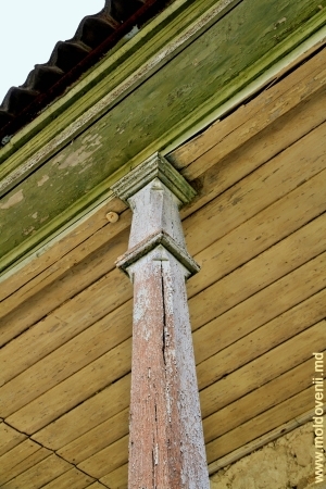 Coloana din lemn care susține streşina acoperișului de deasupra pridvorului interior al curţii conacului