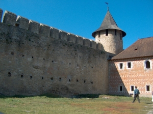 Curtea castelului cu turnul de sud-est şi faţada sudică a palatului
