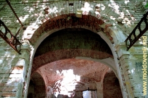 Partea alungită a clădirii vechii biserici de la uşile de intrare pînă la locul unde cîntă corul, sub forma unei corăbii întoarse