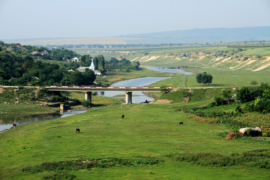 Вид на Рэут и мост через него у села Ордэшей, Флорешть, средний план