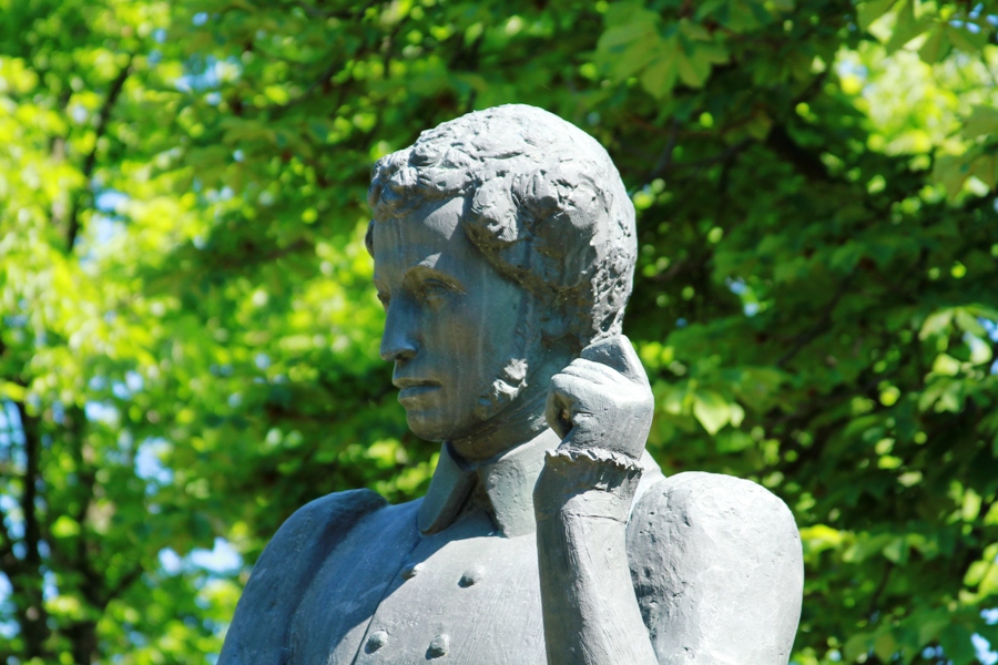 Фрагмент памятника А. Пушкину