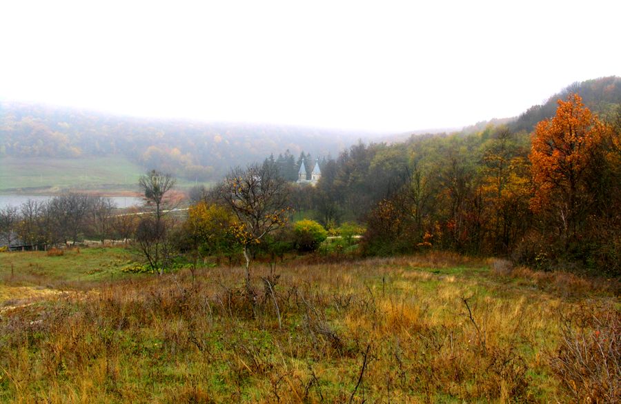 Монастырь Циганешть в заповеднике Кодры, Орхей. Осень