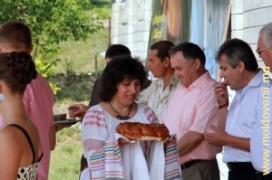 Хлеб-соль почетным гостям праздника