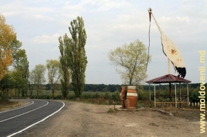 Fîntîna şi pavilionul cu cocostîrc de lîngă drumul din raionul Edineţ