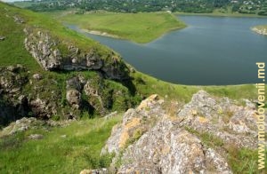 Lanţurile de toltre de-a lungul malului stîng al rîului Ciuhur şi vederea spre braţul rîului Ciuhur al lacului de acumulare Costeşti, în apropiere de satul Văratic