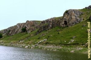 Toltre, sus de braţul rîului Ciuhur al lacului de acumulare Costeşti vizavi de satul Duruitoarea Nouă