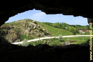 Вид на село Бутешть из пещеры
