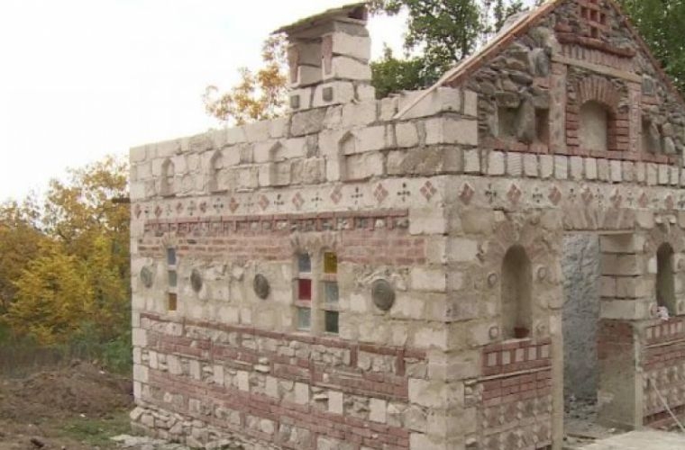 Священник построил самую маленькую церковь в Молдове