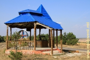 Pavilionul cu fîntînă şi crucifix de la răscrucea de drumuri din apropierea satului Ţaul, raionul Donduşeni