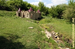Construcţii pitoreşti deasupra izvoarelor refăcute din satul Plop