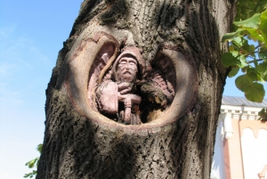 Silueta unui frate, cioplită într-o scorbură a copacului din curtea mănăstirii