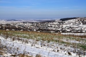 Împrejurimile satului Corneşti, vedere de pe vîrful dealului