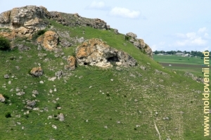 Неолитическая пещера в правом склоне Брынзенского ущелья
