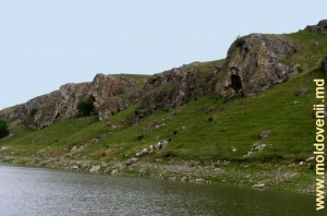 Живописные скалы над Чухурским рукавом Костештского водохранилища напротив села Дуруитоаря Ноуэ