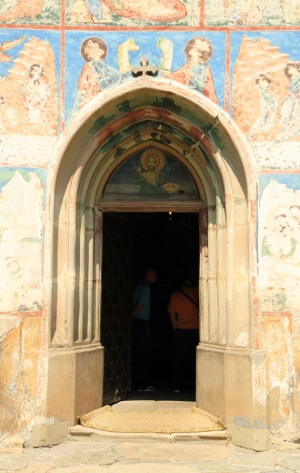 Portalul intrării în biserică