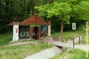 Popasul şi izvorul amenajat artistic din apropierea satului Bălăbăneşti, raionul Criuleni