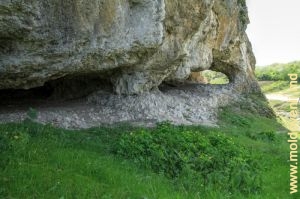 Вид пещеры со склона Бутештского рифа