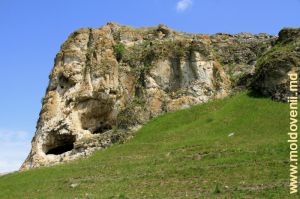 Оконечность Бутештского рифа, у подножия которого расположена пещера