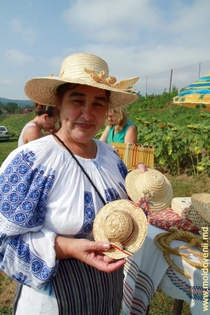 Мастерица из Молдовы с образцами своих работ