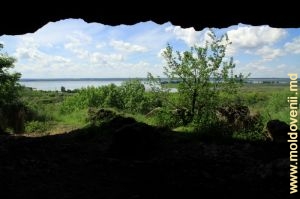 Вид из пещеры в с. Дуруитоаря на Костештское водохранилище