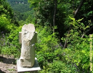 Monumentul istoric „Trei cruci” de lîngă ruinele străvechii cetăţi romane în preajma satului Rudi, Soroca